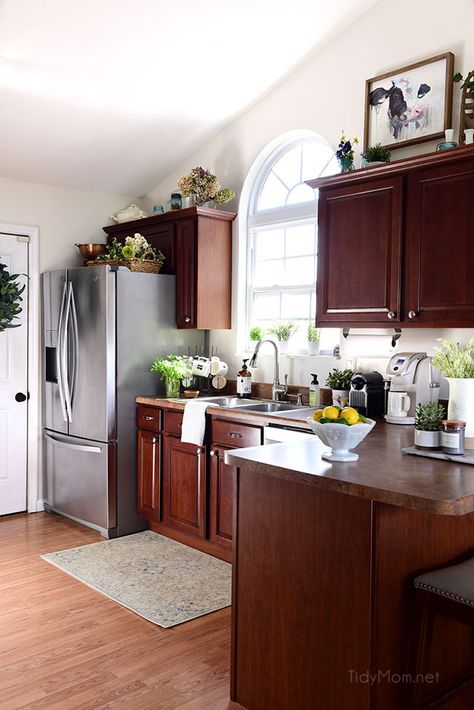 Bright fresh creamy white paint with dark cherry cabinets helps to brighten up the kitchen! visit TidyMom.net for details #kitchen #paint Dark Cherry Cabinets, Creamy White Paint, Tidy Mom, Cherry Kitchen, Cherry Cabinets, Kitchen Diy, Trendy Kitchen, Kitchen Paint, Kitchen Remodeling