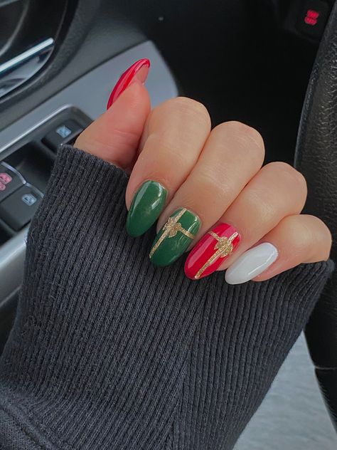 Red Green And Silver Christmas Nails, Red And Green Short Nails, Red White Green Nails, Christmas Nail Designs Red And Green, Red Green And White Christmas Nails, Red White And Green Nails, Green And White Christmas Nails, Red And Green Christmas Nail Designs, Green And Red Nails