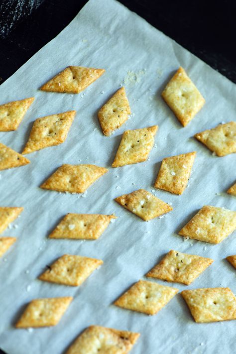 Cheese Crackers Recipe, Savory Crackers, Cheese Cracker Recipe, Mississippi Mud Cake, Savoury Crackers, Crackers Recipe, Comfort Food Southern, Cracker Recipes, Biscuits And Gravy