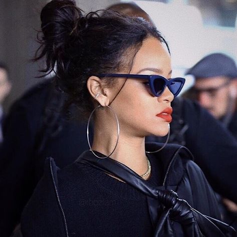 Big Hoop Earrings Outfit Baddie, Big Hoop Earrings Outfit, Rihanna Sunglasses, Rihanna Quotes, Hoop Earrings Aesthetic, Looks Rihanna, Celebrity Sunglasses, Rihanna Outfits, Rihanna Riri