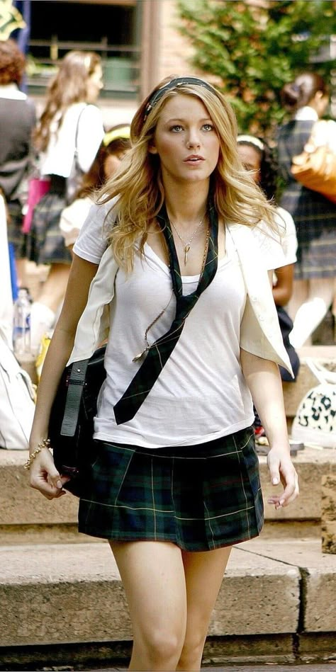 Serena van der Woodsen | 2X04 The Ex-Files Serena Van Der Woodsen Outfits, Serena Outfits, Serena Van Der Woodsen Outfit, Gossip Girl Party, Serena Van Der Woodsen Style, Serena Vanderwoodsen, Gossip Girl Serena, Serena And Blair, Blair And Serena