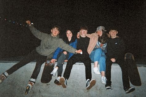 Mixed Friend Group, Aesthetic Skate, Teenager Aesthetic, Disposable Film Camera, Friends Group Photo, Friend Group Pictures, Aesthetic Film, Teen Friends, Group Poses