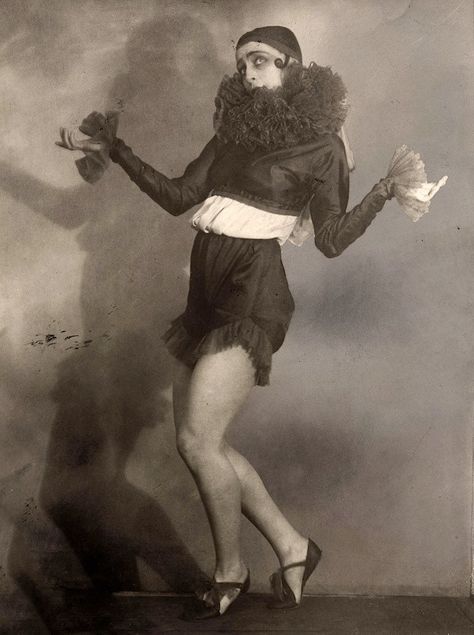 Cabaret dancer Ludmilla Speranzewa, Berlin, 1926 Vintage Goth, Vintage Everyday, Retro Girls, Stage Costume, Roaring 20s, Dance Photos, Black Pride, Photo Projects, Cabaret