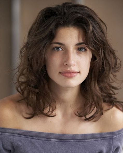 Tania Raymonde's Medium Wavy Hairstyles Medium Length Wavy Hair, Wavy Hairstyles Medium, Wavy Haircuts, Medium Curly Hair Styles, Luscious Hair, Haircuts For Wavy Hair, Wavy Curly Hair, Short Hairstyle, Medium Hair Cuts