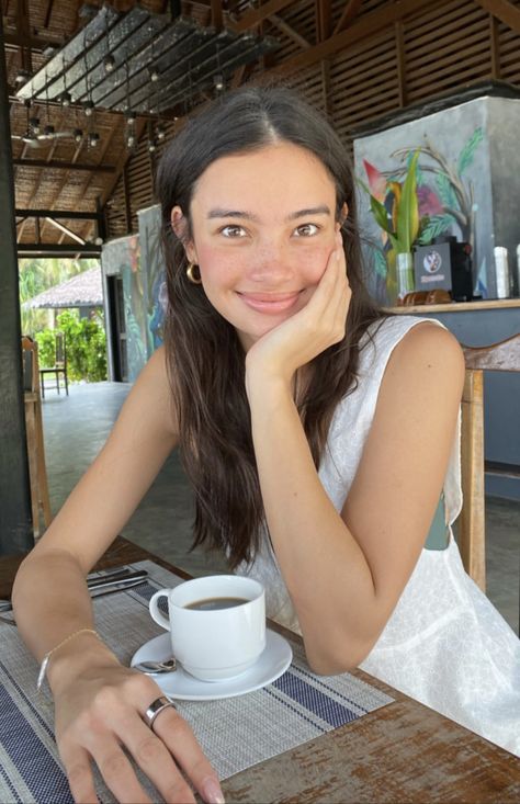 Kelsey Merritt Outfits, Calvin Klein Models, Kelsey Merritt, Beachy Outfits, Fresh Makeup, Bare Face, Brunette Girl, Beach Poses, Instagram Inspo