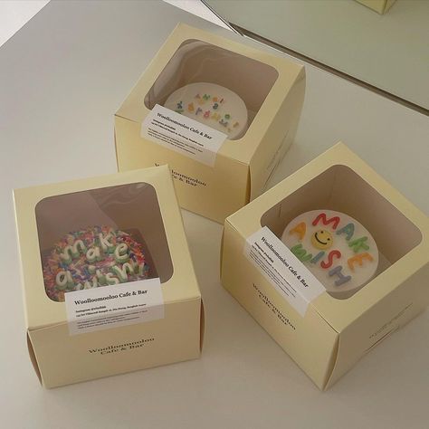 Aesthetic Packaging Food, Bakery Packaging Aesthetic, Mini Cake Box Ideas, Ideas Packaging Pasteleria, Cake Box Design Packaging Ideas, Bento Cake Packaging, Cake Boxes Packaging, Brownie Packaging, Bake Sale Packaging