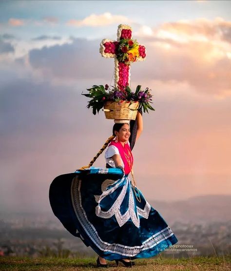 Guelaguetza, Oaxaca, México. Oaxaca Food, Oaxaca Wedding, African History Truths, Ballet Folklorico, Buddha Teachings, Visit Mexico, French Home Decor, Photo Corners, Mexican Culture