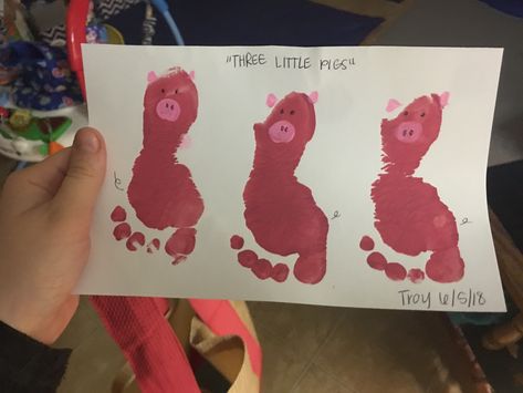 The three little pigs infant/toddler footprint craft Toddlers Craft Ideas, Three Little Pigs Activities, Footprint Crafts For Kids, 3 Little Pigs Activities, Fairy Tales Preschool Activities, Nursery Rhyme Art, Nursery Rhyme Crafts, Fairy Tales Preschool, Fairy Tale Crafts