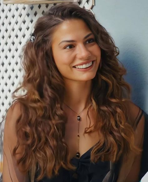 Sanem Aydin, Beautiful Ocean Pictures, Can Sanem, Boho Hippie Chic, Erkenci Kus, Ben Barnes, Engin Akyurek, Hair Blog, Erkenci Kuş