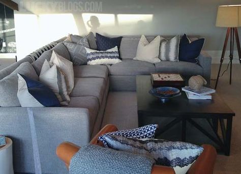 gray and navy decorating | Lots of pillows this year. Very well put together with a fun karate ... Sofa Decorating Ideas, Dark Grey Couches, Gray Couch, Grey Walls Living Room, Navy Sofa, Grey Couch, Navy Blue Pillows, Brown Couch, Blue Couches