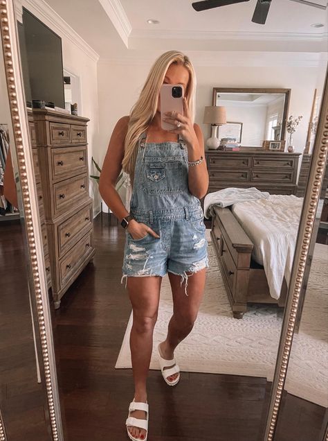 Denim Overall Shorts Outfit, Denim Short Overalls Outfit, Denim Overalls Outfit Summer, Short Overalls Outfit Summer, Overalls Shorts Outfit, Short Overalls Outfit, Overalls Outfit Summer, Overall Shorts Outfit, Denim Overalls Outfit