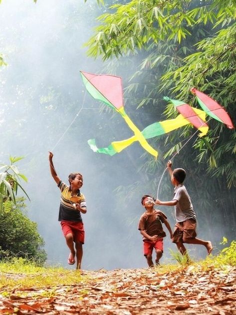 Flying Photography, Flying Kites, Childhood Photography, Childhood Memories Art, Go Fly A Kite, Art Village, Village Photography, Kids Around The World, Kite Flying