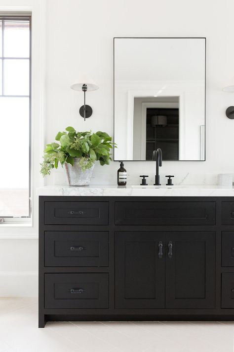 Modern Farmhouse Mountain Home Tour – Pickled Barrel Black And White Bathroom, Black Vanity Bathroom, Bad Design, Bathroom Renos, House Bathroom, Black Bathroom, Farmhouse Bathroom, Bathroom Faucet, White Bathroom