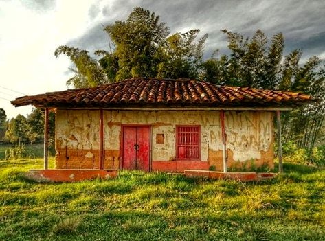 Antigua casa campesina vereda El Guaico Abejorral, Antioquia  Foto @sebasvg17 Guatemala, Cabin, House Styles, Home Decor