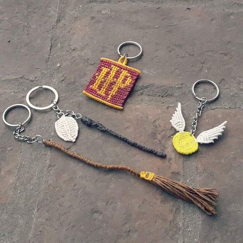 Diy Harry Potter Keychain, Harry Potter Themed Crochet, Harry Potter Crochet Keychain, Harry Potter Macrame, Hp Keychain, Hp Crochet, Crochet Harry Potter, Harry Potter Key, Harry Potter Letter