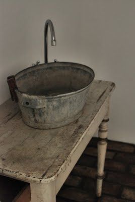 Could be fun to make bathroom in attic very basic with a galvanized bucket sink on an old table.  Rustic chic decor in the most underdone way. Galvanized Bucket Sink, Baie Vintage, Rustic Bathroom Sinks, Bucket Sink, Primitive Bathrooms, Galvanized Tub, Rustic Chic Decor, Wash Tubs, Old Metal