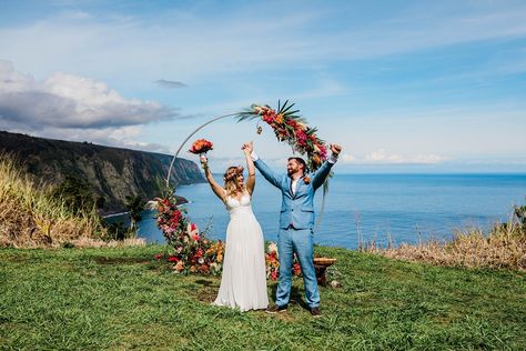 Eloping in hawaii, hawaii elopement, hawaii elopement locations, hawaii elopement photos, hawaii elopement photographer, hawaii elopement photography, oahu elopement, oahu elopement photographer, oahu elopement honolulu, honolulu elopement, how to elope, how to elope in hawaii, elopement inspiration Elope In Hawaii, Destination Wedding Budget, Hawaii Wedding Dress, Oahu Elopement, Elopement Hawaii, Hawaii Beach Wedding, Tropical Wedding Decor, Wedding Venues Hawaii, Hawaii Wedding Photography