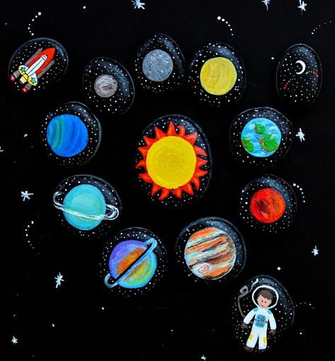 A fun way to teach kids about the Solar System with story stones and painted rocks Story Stone, Story Stones, Solar System Planets, Planets Art, The Planets, The Solar System, Teach Kids, Stone Crafts, Pebble Painting