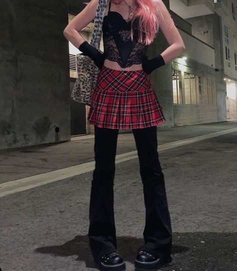 Skirt Over Pants Outfits Aesthetic, Skirt Over Jeans 2000s, Skirt With Pants Underneath Y2k, Skirt Over Pants Aesthetic, Skirt And Pants Combo Y2k, Skirt Over Pants Outfits, Skirt Over Jeans, Pants With Skirt, Skirt Over Pants