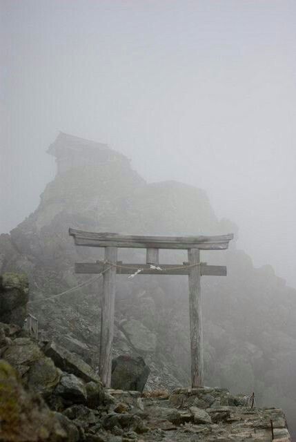 abandoned entry way Shino Aburame, Japan Street, Wooden Structure, The Fog, Inuyasha, Pictures Images, Japanese Garden, Japanese Culture, Japan Travel