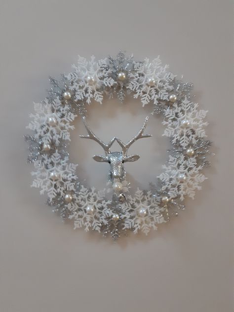 Crystal Wreath Ideas, White Wreath Ideas, Blue Christmas Tree Decorations, Fall Craft Fairs, Wreaths Design, Christmas Clothespins, Winter Wreath Diy, Holiday Wreaths Diy, Christmas Wreaths Diy Easy