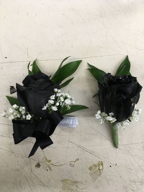 Black And Gold Wedding Bouquet Flower, Black Corsage Prom, Black Corsage And Boutonniere, Black Rose Corsage, Diy Corsage Wristlet, Grad Accessories, Rose Corsage And Boutonniere, Prom Corsage Diy, Black Boutonniere