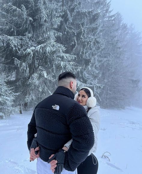 Snow Couple Aesthetic, Winter Couple Pictures, Couple Photography Winter, Ski Trip Outfit, Relationship Aesthetic, Snow Photoshoot, Snow Trip, Winter Photoshoot, Couple Selfies