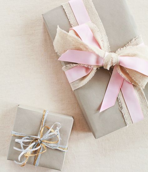 How To Wrap the Perfect Gift Professional Gift Ideas, Modern Gift Wrap, Creative Corporate Gifts, Corporate Branded Gifts, Paper Box Diy, Boyfriend Gift Basket, Creative Wrapping, Gift Wraps, How To Wrap