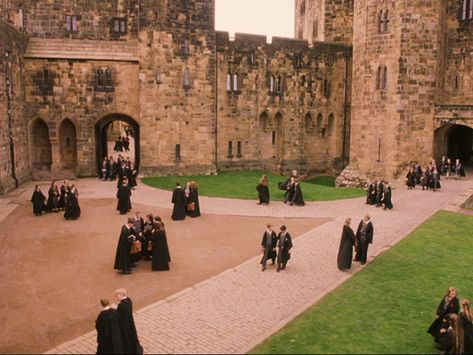 Alnwick Castle, Harry Potter Background, Buku Harry Potter, Film Locations, The Sorcerer's Stone, Hogwarts Castle, Hogwarts Aesthetic, Harry Potter Pictures, Harry Potter Aesthetic