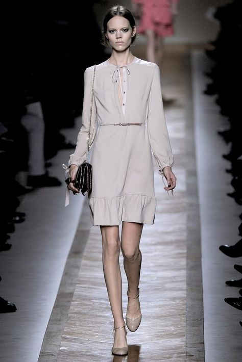 Valentino Spring 2011 Ready-to-Wear Fashion Show - Freja Beha Erichsen Valentino Runway Dresses, Freja Beha, Valentino Runway, Valentino Dress, To Wear, Dress Aesthetic, Open Doors, Famous Models, Business Dresses