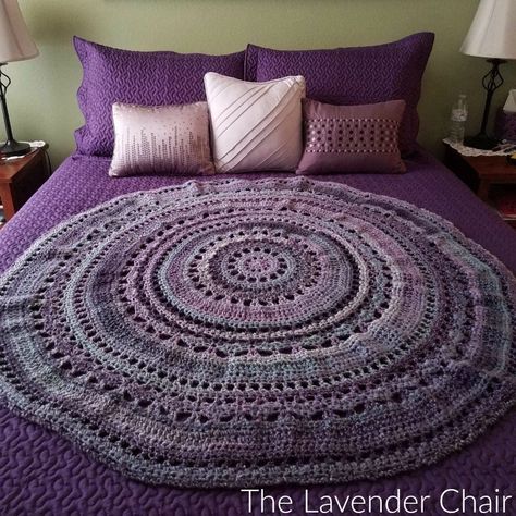 The Wagon Wheel Circular Blanket is such a gorgeous circular blanket that would make the perfect accent to any size bed! Get the FREE pattern HERE! Lavender Chair, The Lavender Chair, Crochet Bed, Round Blanket, Christmas Crochet Patterns Free, Blanket Crochet Pattern, Baby Knitting Patterns Free, Crochet Circles, Custom Crochet