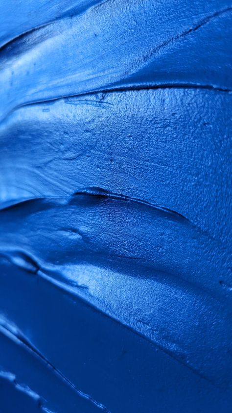 Bleu de Klein – Le bleu de Klein est une teinte riche et profonde qui nous transporte dans un univers calme et intense. J'ai voulu capter l'essence de cette couleur évocatrice avec une vague délicate. . Comme une célébration de la simplicité et de la profondeur, une invitation à contempler l'essentiel.  Réalisé à la main pour une décoration unique.  Tableau abstrait géométrique et texturé.  50*100 cm  ‼️ Vendu sans encadrement  Tableau réalisé à l'enduit et acrylique.  Commandes personnalisées p Phone Gif, Dramatic Fashion, Cerulean Blue, Tropical Blue, Colour Board, Klein Blue, True Blue, Design Graphique, Blue Aesthetic