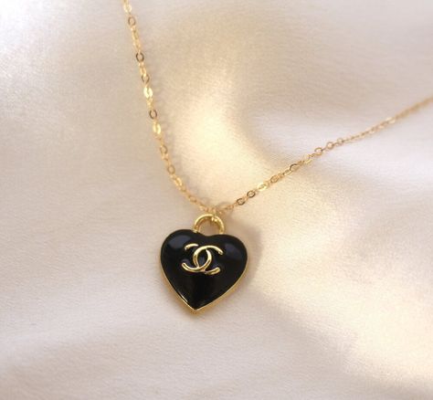 Lily Van Der Woodsen, Serena And Blair, Chanel Charm, Harley Davidson Jewelry, Xoxo Jewelry, Mom Daughter Gifts, Clothes Reference, Quirky Jewelry, Fancy Jewelry Necklace