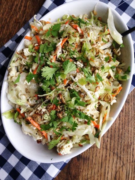 Amazing Asian Ramen Salad Asian Crunch Salad, Asian Ramen Salad, Diet Salad, Diet Salad Recipes, Ramen Salad, Crunch Salad, Salad Diet, Salad Dressing Recipe, Vegan Salad Recipes