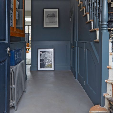 Dark Blue Hallway, Blue Hallway Ideas, White Hallway Ideas, Hallway Interior Design, Interior Design Blue, Color Drenching, Painted Hallway, Hallway Interior, Blue Hallway