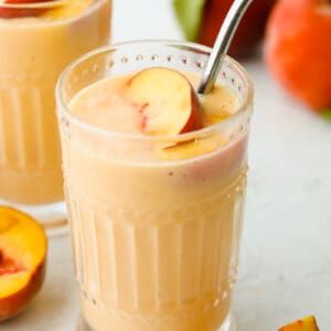 Peach Smoothie - The Recipe Critic Cherry Vanilla Smoothie, Peanut Butter Smoothie Bowl, Pumpkin Smoothie Recipe, Watermelon Smoothie Recipes, Peach Smoothie Recipes, Carrot Cake Smoothie, Apple Pie Smoothie, Breakfast Smoothie Bowl, Peach Smoothie