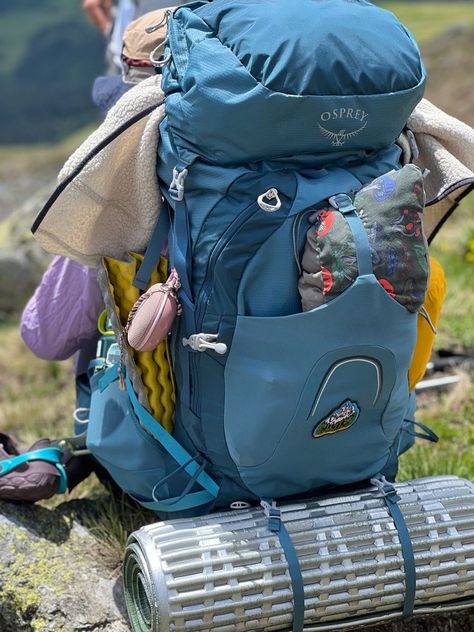 Camping Trip Essentials, Backpacking Bag, Trekking Outfit, Road Trip Camping, Camping Inspiration, Osprey Packs, Backpacking Asia, Camping Aesthetic, Hiking Essentials