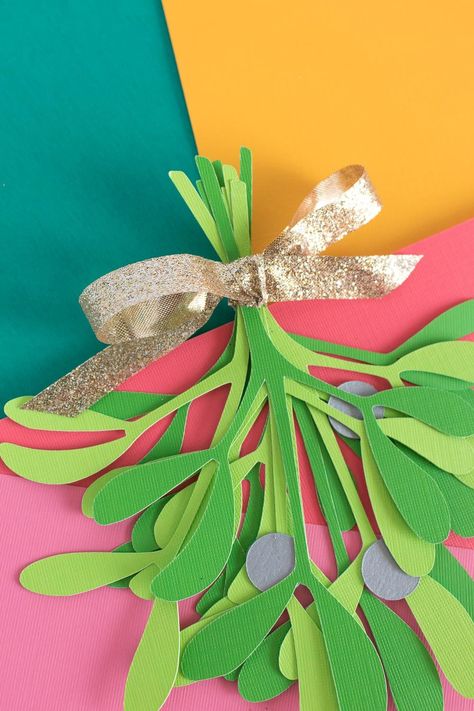 Diy Mistletoe, Paper Mistletoe, Aesthetic Origami, Mistletoe Printable, Mistletoe Diy, Craft Ideas For Beginners, Christmas Paper Craft, Paper Decor, Paper Craft Ideas