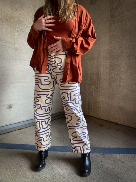 Styling Patterned Pants, Abstract Pants Outfit, Monochromatic Outfit Midsize, Funky Trousers Outfit, Fun Pants Outfit Street Styles, Monochromatic Outfit Business Casual, Bold Pants Outfit, Outfits With Fun Pants, Fun Funky Outfits