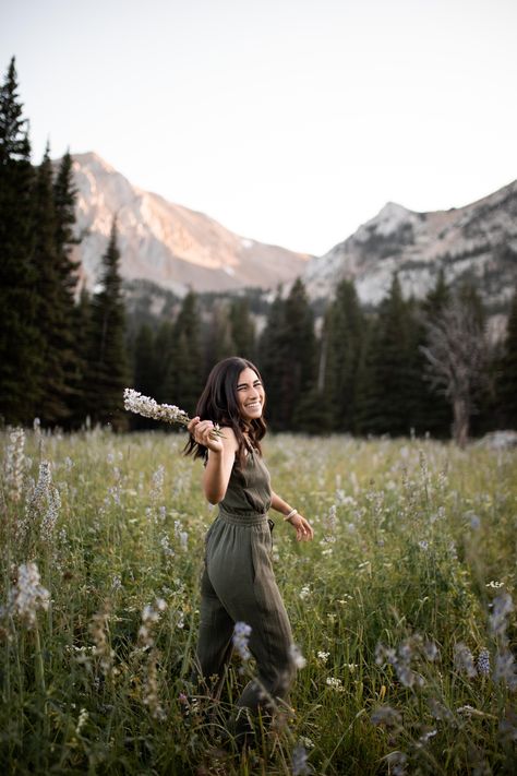 Cool Mountain Pictures, Senior Pics In Colorado, Photoshoot On Mountain, Summer Mountain Photoshoot, Mountain Graduation Pictures, Poses In The Mountains, Senior Portraits Mountains, Graduation Pictures Mountains, Mountain Top Photoshoot