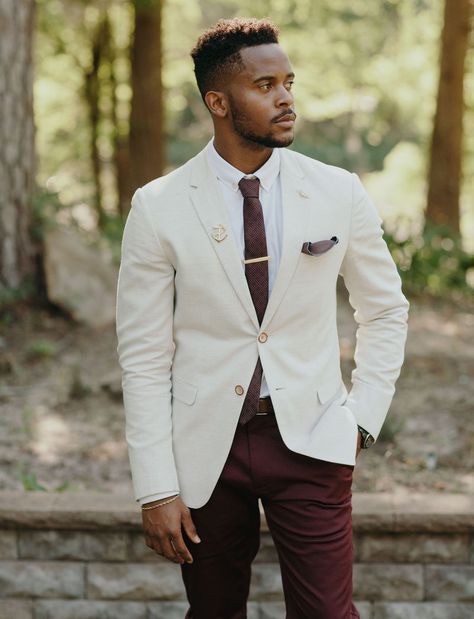 Groom in a cream jacket and burgundy pants Rustic Shoes, Grooms Outfits, Groom Tuxedo Wedding, Best Wedding Suits, Dapper Grooms, Groom Suits, Burgundy Background, Groom Wedding Attire, Dress Code Casual