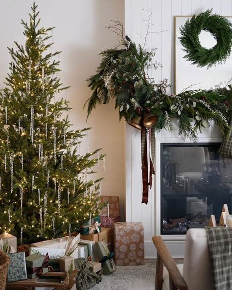 Christmas Tree Photography, Christmas Tree Decorating Ideas, Jenna Sue Design, Tree Decorating Ideas, Minimalist Christmas Decor, Jenna Sue, Christmas Tree Decorating, Interior Design Photography, Christmas Interiors