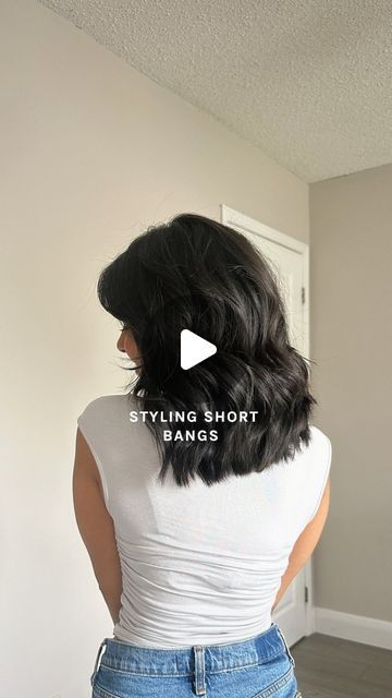 Jen | Hair Tutorials & Hair Tips on Instagram: "While getting bangs can be a fun change, they are also a commitment. 👀 If you recently got shorter curtain bangs and are struggling to style them, here is a quick + easy tutorial ⤵️  𝗦𝘁𝗲𝗽1️⃣: Take a smaller round brush and brush out the hair going forward. Then put the round brush on top of the section and drag it down, this helps smooth out any unwanted cow licks or kinks.   𝗦𝘁𝗲𝗽 2️⃣: To get your bangs to frame your face, split the bangs in half and blow dry each section by putting the round brush on top of the section and blow drying away from the face. This will help give your bangs that feathered back look 🪶👀 . . Drop a ❤️ if you found this helpful or comment below if you have any questions! . . #bangshairstyle #curtainbangs #s Clipping Bangs Back, How To Blow Dry Bangs Tutorials, Blow Dry Fringe, Cow Lick Hair, Curtain Bangs On Round Face, How To Blow Dry Curtain Bangs, Shorter Curtain Bangs, Bob With Bangs Round Face, Bangs On Round Face