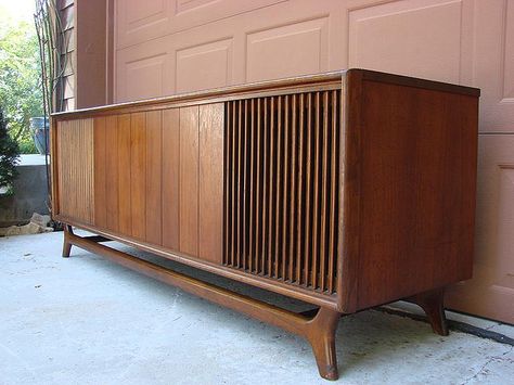 danish modern stereo cabinet Vintage Stereo Cabinet, Vinyl Record Furniture, 1950s Tv, Vintage Stereo Console, Turntable Furniture, Record Console, Storage Furniture Design, Golden Hands, Indochine Style