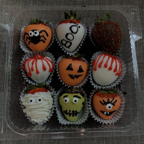 Halloween themed chocolate covered strawberries. We used Candy melts and cookie icing to decorate Strawberries Halloween, Party Food Ideas For Kids, Halloween Chocolate Covered Strawberries, Strawberry Halloween, Halloween Themed Desserts, Food Ideas For Kids, Halloween Party Food Ideas, Halloween Deserts, Postres Halloween