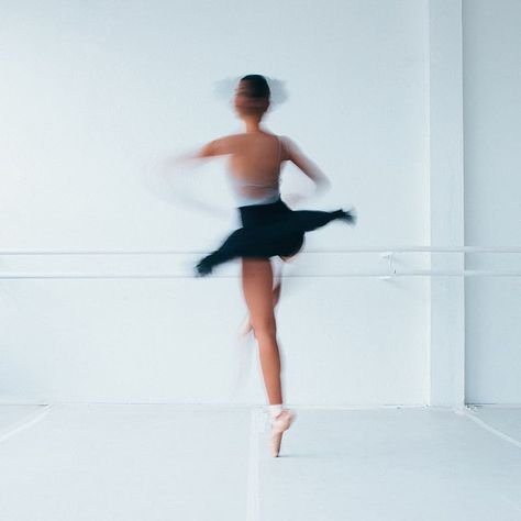 Ballet Spin, Ballerina Spinning, Theatre Art, Ballet Photography, Theatre Arts, Ballet Dancers, Senior Photos, Spinning, Beautiful Art