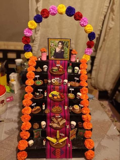 Mini Altar Ideas, Mexican Ofrenda, Dia De Los Muertos Crafts Ideas, Day Of The Dead Diy, Sacred Space Altar, Dia De Los Muertos Decorations Ideas, Den Mrtvých, Mexican Themed Weddings, Mini Altar