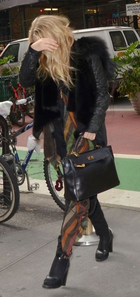 Mary Kate Olsen Celebs Hiding From Paparazzi, Celebrities Hiding From Paparazzi, Aesthetic Paparazzi Pictures, Celebrity Hiding From Paparazzi, Celebrity Paparazzi Aesthetic, Paparazzi Photos Aesthetic, Hiding From Paparazzi, Paparazzi Photoshoot, Paparazzi Aesthetic