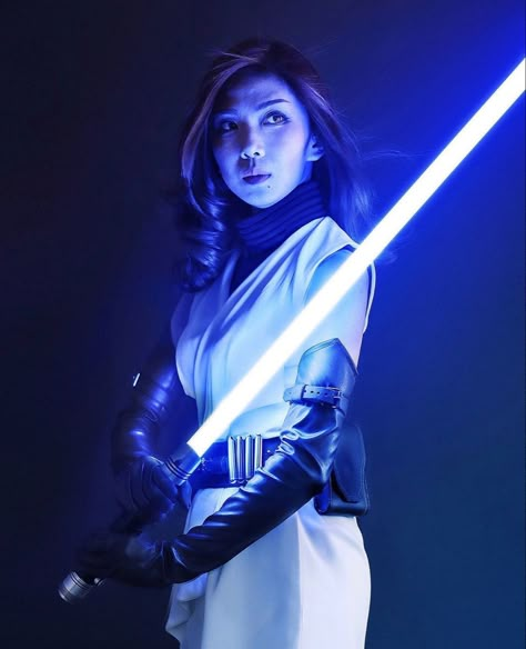 Lightsaber Poses Drawing, Lightsaber Poses, Sith Outfit, I Am The Senate, Fotos Halloween, Cosplay Outfit Ideas, Star Wars References, Steampunk Photography, Jedi Outfit