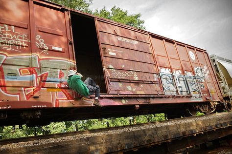 Hopping freight train from  La Crosse to Bay View (along the Mississipi river) near Milwaukee, with 43 year old Hobo named Stretch. Hobo Train Hopping, Freight Train Aesthetic, Train Hopping Aesthetic, Freight Hopping, Hobo Aesthetic, Train Across America, Train Hopping, People Moving, Apocalypse Aesthetic